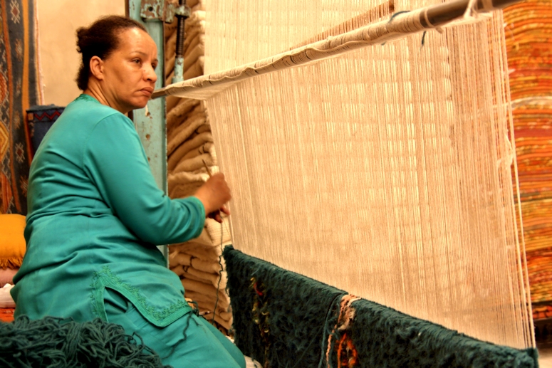 Weaving a pile carpet, Marrakesh