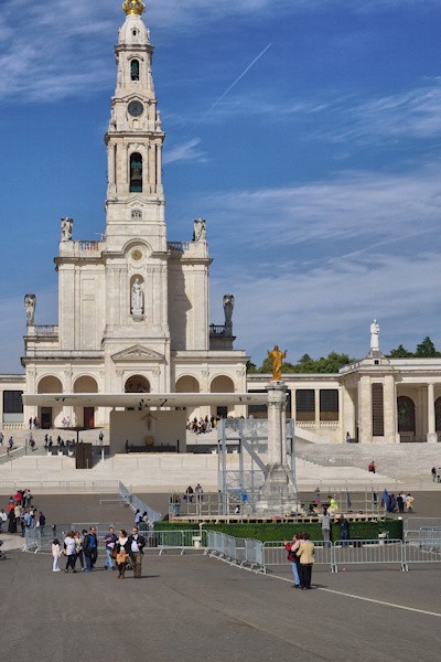 The three children were Lúcia Santos and her cousins Jacinta and Francisco Marto. 