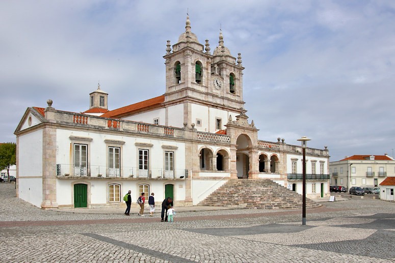 The Church of Nossa Senhora da Nazaré was built between the 16th and 19th centuries. It is a rich baroque building, with splendid tiles inside. Behind and above the main altar is the statue of our Lady of Nazaré.