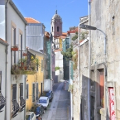 The medieval bishops gave the order to build a wall that surrounded and defended the whole neighborhood